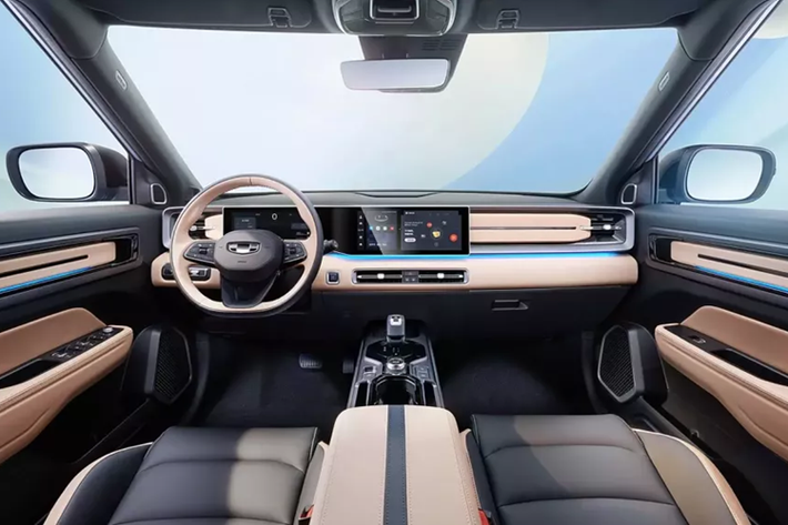 Toàn bộ dòng xe Geely Icon Butterfly 2024 cũng được trang bị tiêu chuẩn với thân xe hai màu và tay nắm cửa ẩn, điều này không bình thường đối với một chiếc xe chạy bằng xăng. Được định vị là một chiếc SUV cỡ nhỏ, Geely Icon Butterfly có kích thước 4350/1815/1620 mm, chiều dài cơ sở 2640 mm.
