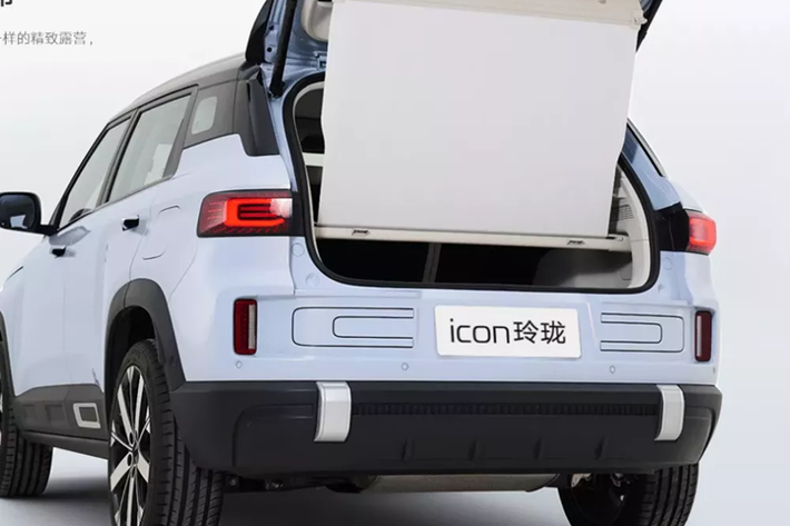 Bên hông xe có tấm ốp sườn màu đen, cùng các gờ nổi, đằng sau là cặp đèn hậu LED, cản sau bằng nhựa màu đen, cùng 2 chi tiết màu bạc nhô ra. Khoang lái của xe SUV cỡ nhỏ Geely Icon Butterfly 2024 vẫn giữ nguyên phong cách của mẫu xe trước đó, cung cấp vô lăng hình chữ D, bảng đồng hồ 10,25 inch và màn hình điều khiển trung tâm 12,3 inch