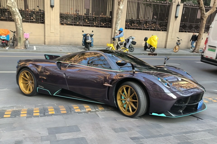 Mới đây, siêu phẩm Pagani Huayra Dinastia cực hiếm bất ngờ được phát hiện tại thành phố Thượng Hải, Trung Quốc. Phiên bản đặc biệt này được giới thiệu lần đầu vào năm 2015.