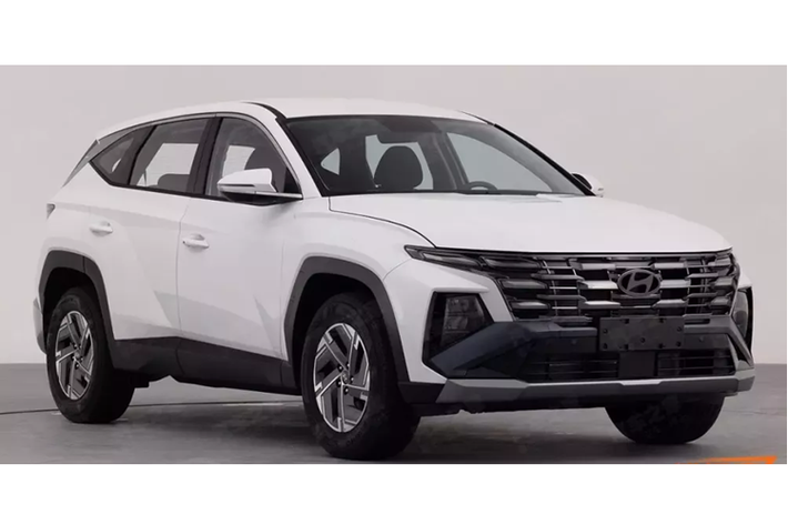 Mới đây, những hình ảnh về mẫu xe Hyundai Tucson 2024 bản L do Bộ Công nghiệp và Công nghệ thông tin Trung Quốc đăng tải đã nhận được sự quan tâm của giới truyền thông nước này. Theo đó, chiếc xe mới tiếp tục ra mắt phiên bản nhiên liệu và phiên bản hybrid xăng-điện.