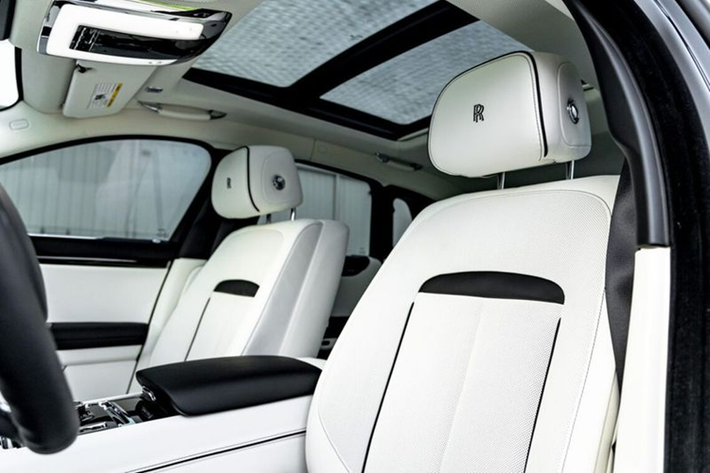 Ở bên ngoài, xe có màu sơn ngoại thất Black Diamond tuyệt đẹp, mang đến cảm giác vừa bí ẩn vừa tinh tế. Bên trong, cabin chiếc sedan siêu sang này có màu Grace White sang trọng, kết hợp với nhiều tính năng hiện đại nhằm đem đến cho chủ nhân cảm giác thoải mái nhất.