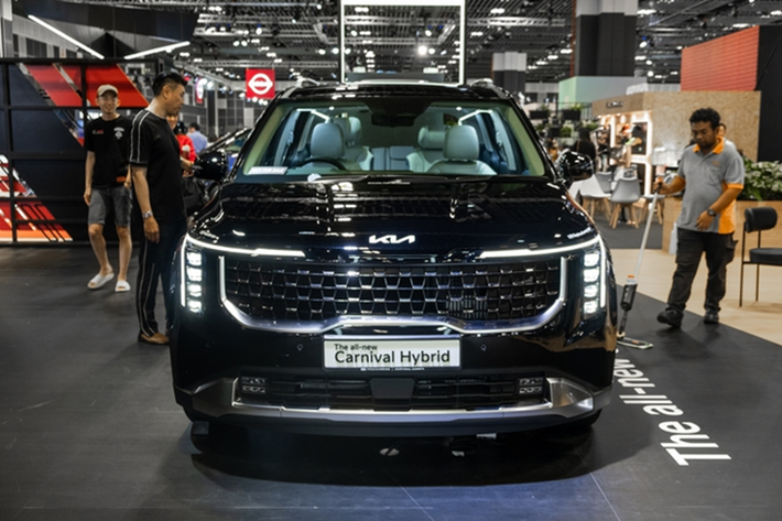 Hệ truyền động hybrid là sự kết hợp của động cơ xăng 1.6L tăng áp với mô-tơ điện cho tổng công suất 245 mã lực và mô-men xoắn 367 Nm. Theo công bố của Kia, động cơ này có mức tiêu hao nhiên liệu 14km/l (trung bình khoảng 7,1 lít/100km).
