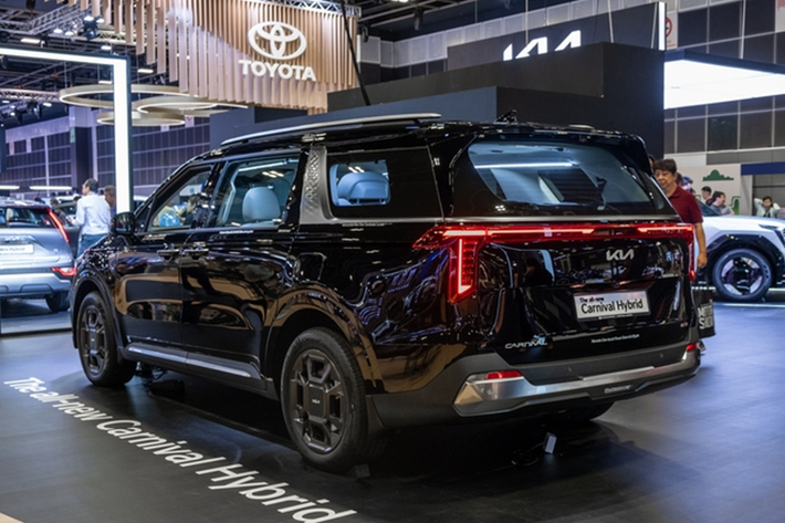 Về trang bị an toàn, Kia Carnival thế hệ mới được bổ sung hệ thống hỗ trợ lái trên cao tốc Highway Driving Assistance 2 giúp cung cấp khả năng hỗ trợ lái xe bán tự động bằng cách giữ khoảng cách an toàn với các phương tiện khác, duy trì tốc độ đặt trước và giữ làn đường. So với thế hệ đầu tiên, thế hệ mới đã có chức năng hỗ trợ chuyển làn.