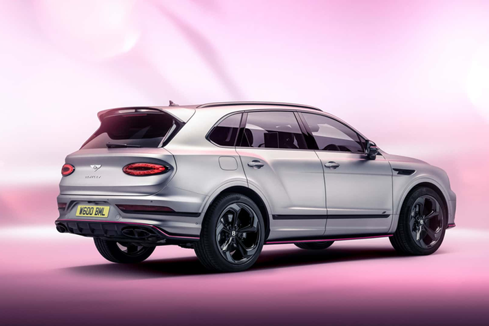 Bentley Bentayga S 2024 màu mới còn sở hữu các tính năng hỗ trợ người lái nâng cao bao gồm Hỗ trợ đỗ xe thông minh, Đỗ xe từ xa thông qua ứng dụng My Bentley, Chế độ xem xung quanh 3D đem tới cho người lái một trải nghiệm đẳng cấp hơn, đồng thời đảm bảo an toàn cho người ngồi trong xe.