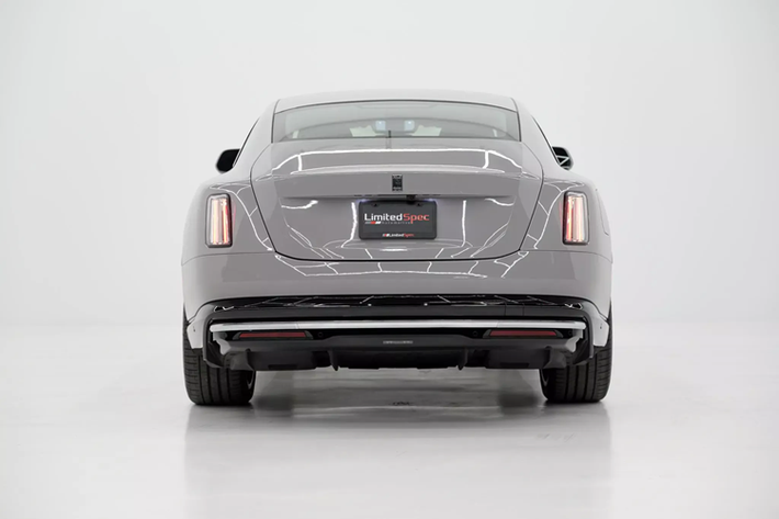 Hiện chiếc Rolls-Royce Spectre bán đấu giá tại Bring a Trailer, mức giá thầu được cho là 380,000 USD.