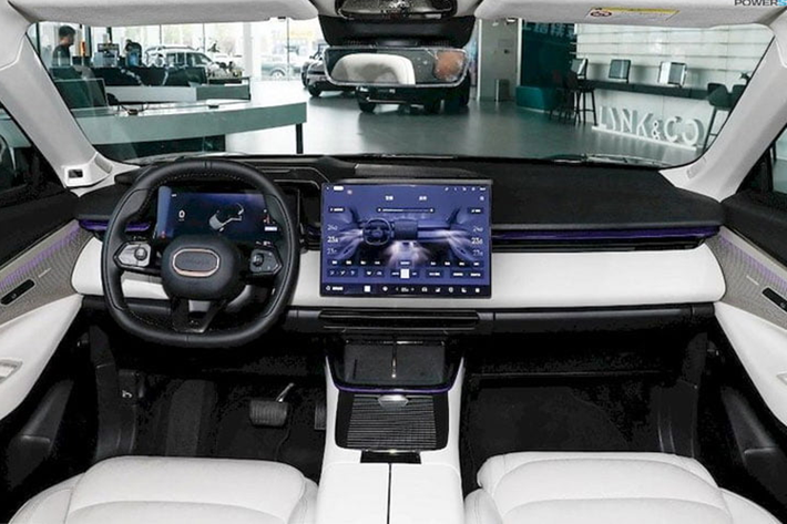 Lynk & Co 08 của Trung Quốc được định vị là một chiếc SUV cỡ trung, hiện xe đang được bán có sáu phiên bản cung cấp phạm vi hành trình CLTC là 120 km, 220 km và 245 km, với phạm vi giá từ 195.800 - 288.000 nhân dân tệ (27.500 - 40.400 USD). Phạm vi toàn diện là 1.200 km.