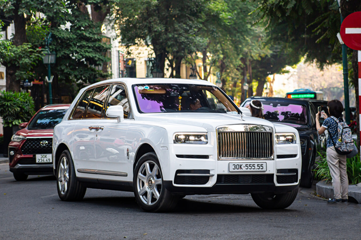Và để tìm 1 chiếc xe SUV siêu sang Rolls-Royce Cullinan thật sự khác biệt, rất khó đưa ra nhận xét, nhưng nếu hỏi chiếc xe nào có giá lăn bánh đắt đỏ nhất, đó phải là Rolls-Royce Cullinan mang chiếc biển số đấu giá đến gần 15 tỷ đồng.