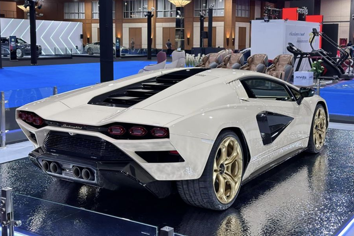 Siêu xe này có thể tăng tốc từ 0-100 km/h trong thời gian 2,8 giây, 0-200 km/h trong 8,6 giây trước khi đạt vận tốc tối đa 355 km/h.
