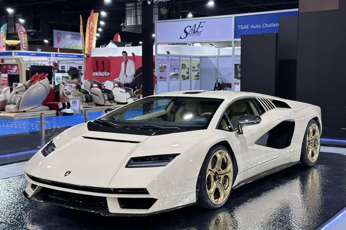 Tâm điểm của gian hàng trưng bày siêu xe tại triển lãm BIMS tại Thái Lan năm nay chính là “hoa hậu” Lamborghini Countach LPI 800-4 siêu hiếm thuộc sở hữu của một đại gia ở Thái Lan.