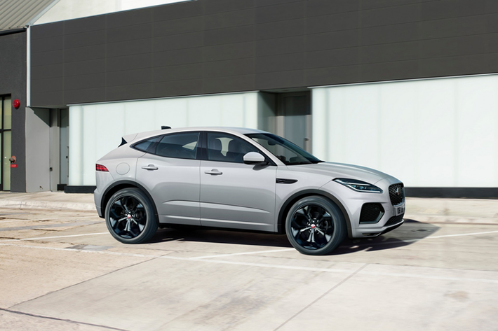 Ngoài ra, thương hiệu này cũng đang kinh doanh một chiếc SUV thuần điện cỡ nhỏ mang tên I-Pace. Toàn bộ dây chuyền sản xuất xe xăng sẽ ngưng từ tháng 6, trong khi riêng I-Pace sẽ duy trì cho đến năm 2025 mới ngưng.