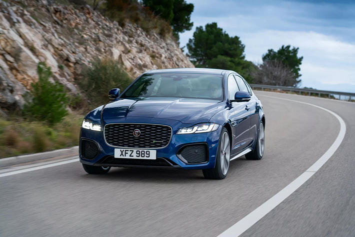 Những mẫu xe Jaguar dùng động cơ đốt trong hiện vẫn còn đang được bán bao gồm sedan cỡ nhỏ XE, sedan cỡ trung XF, xe thể thao đường trường F-Type, SUV cỡ nhỏ E-Pace và SUV cỡ trung F-Pace.