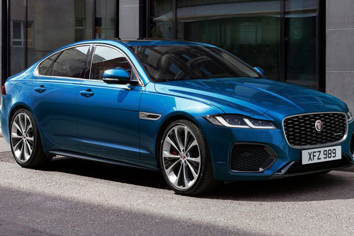 Để phục vụ chiến lược mới, việc nhà máy Castle Bromwich ở Anh của Jaguar phải dẹp dần dây chuyền sản xuất xe xăng là điều hiển nhiên. Bên cạnh đó, việc này cũng ngầm xác nhận rằng hãng đã chấp nhận thất bại với dự án xe điện đầu tiên khi chiếc I-Pace gặp nhiều rắc rối, nổi bật là nguy cơ gây cháy pin khiến Jaguar phải triệu hồi diện rộng.