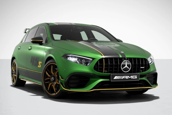 Mercedes-AMG A 45 S 4MATIC+ 2024 mới sở hữu nhiều nâng cấp nổi trội về ngoại thất. Đặc biệt là màu sơn xanh nhám AMG Green Hell magno vô cùng bắt mắt. Mẫu xe giới hạn này còn được bổ sung bộ tem thể thao đi cùng với logo "45 S" nằm ở 2 bên thân và logo AMG cỡ lớn trên nắp capo và các chi tiết viền vàng.