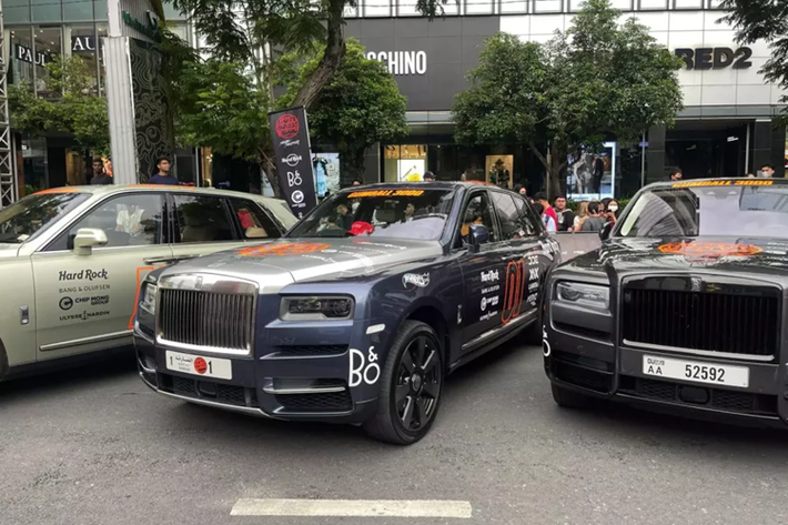 2 xe còn lại 1 xe mang màu xanh nhám và xe thuộc bản Black Badge được sơn màu đen bóng khá bí ẩn, bên cạnh đó, các chi tiết của xe vốn được mạ crôm, đánh bóng hay bằng bạc như lưới tản nhiệt, logo "thiếu phụ bay" Spirit of Ecstasy, viền đèn pha, viền cửa hay viền đèn hậu cùng các thanh nẹp và chụp ống xả đều được hoàn thiện màu tối.