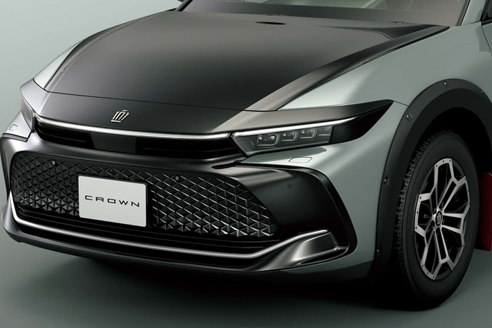 Toyota trang bị cho Crown Crossover Landscape mâm xe hai tông màu 18 inch được phay cắt khác biệt đi kèm với bộ lốp địa hình 245/60 R18. Các phần bánh xe này còn được trang bị một tấm chắn bùn địa hình màu đỏ nổi bật trên nền màu nhạt của xe.
