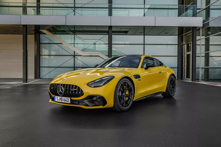 Mercedes-AMG GT 43 2025 mới là dòng xe “Entry-level” được định vị nằm dưới dòng xe GT 53 và GT 63. Mercedes-AMG GT 43 Coupe được trang bị động cơ M139, đây là loại động cơ xăng I4 tăng áp với dung tích chỉ 2.0 lít, có thể sản sinh công suất tối đa 421 mã lực và mô-men xoắn cực đại 500 Nm.