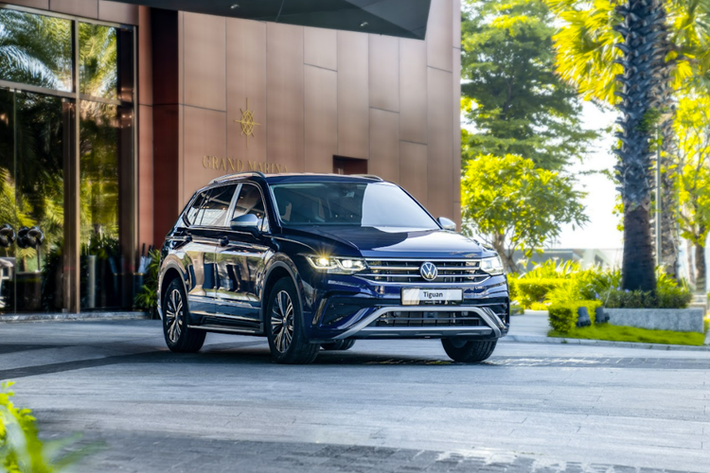 Volkswagen Tiguan tại Việt Nam là dòng SUV 7 chỗ có thiết kế hiện đại và được nhiều khách hàng yêu thích. Nhằm mang đến những trải nghiệm mới cho khách hàng, Volkswagen Việt Nam đã giới thiệu bản cao cấp Tiguan Platinum 2024 với việc bổ sung thêm trang bị tiện nghi.