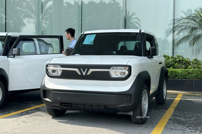 Nhìn chung thiết kế của Vinfast VF3 2024 tiền sản xuất không khác nhiều so với hình ảnh đã được công bố. Điểm khác biệt lớn nhất trên VF3 bản này chính là bộ la zăng sắt sơn màu bạc khá đơn giản trong khi la zăng trên hình ảnh giới thiệu xe lại là loại khác.