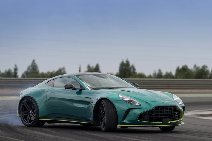 Tiếp theo là Valour, mẫu xe được tạo ra để kỷ niệm 110 năm thành lập Aston Martin. Với hộp số sàn 6 cấp được thiết kế riêng, kết hợp độc đáo với động cơ Twin-Turbo V12 5.2 lít để mang lại sự tương tác tối đa cho người lái và sức hấp dẫn cổ điển vượt thời gian, Valour là chiếc xe cuối cùng của kỷ nguyên.