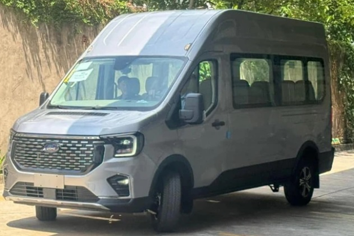 Hãng Ford đã xác nhận việc thế hệ mới của dòng xe Transit sẽ chính thức ra mắt thị trường Việt Nam vào ngày 5 - 6/7/2024. Trước thời điểm ra mắt, Ford Transit 2024 mới dành cho thị trường Việt Nam đã lộ diện hoàn toàn.