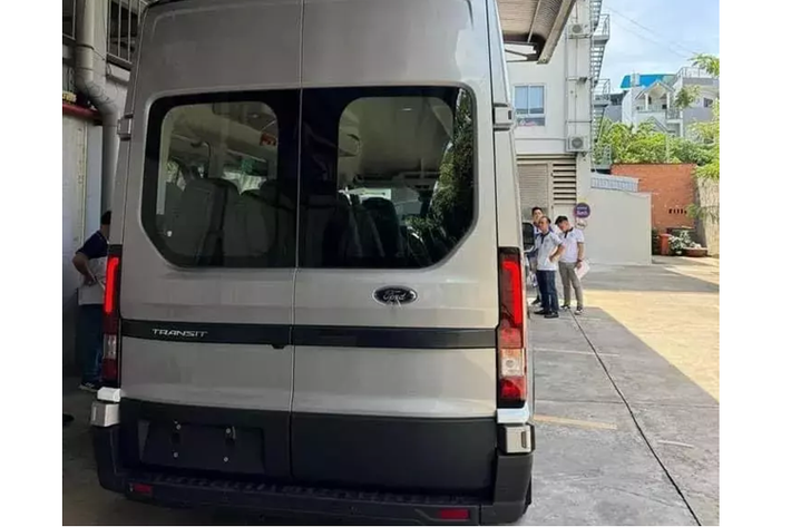 Hiện các đại lý Ford tại Việt Nam đã nhận cọc cho mẫu xe này. Giá xe Ford Transit 2024 tại Việt Nam dự kiến dao động từ 889 - 949 triệu đồng.