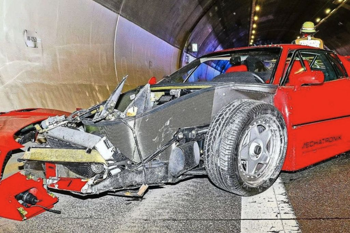 Ferrari F40 là một trong những siêu xe mang tính biểu tượng và đáng mơ ước nhất mọi thời đại của thương hiệu “ngựa chồm” vì đây là chiếc Ferrari cuối cùng được Enzo Ferrari quá cố đích thân phê duyệt. Siêu phẩm này được sản xuất từ năm 1987 đến năm 1992 với tổng cộng hơn 1300 chiếc được chế tạo.