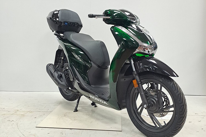 Trong khi đó, phiên bản 150i được trang bị động cơ 150 phân khối với công suất tối đa 16,6 mã lực và mô-men xoắn cực đại 14,9 Nm. Cả hai động cơ đều có công nghệ ngắt máy tạm thời Idling Stop để giảm lượng xăng tiêu thụ.