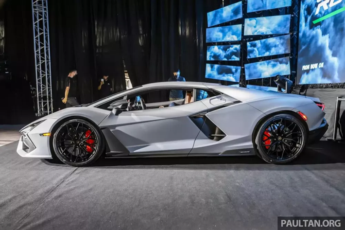 Chiếc siêu xe Lamborghini Revuelto này nhiều khả năng thuộc diện tạm nhập tái xuất, nhưng bấy nhiêu đó cũng đủ để giới mê xe, và các đại gia vui mừng, vì sắp được chiêm ngưỡng vẻ đẹp của siêu bò với hệ truyền động plug-in hybrid. Tại thị trường nước ngoài, dòng siêu xe Lamborghini Revuelto có giá bán chính hãng hơn 13,5 tỷ đồng