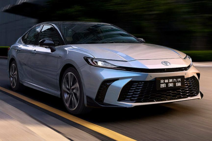 Camry 2025 sở hữu ngoại hình trẻ trung và hiện đại hơn hẳn so với thế hệ cũ nhờ được áp dụng ngôn ngữ thiết kế mới của Toyota. Khu vực đầu xe ấn tượng với cụm đèn pha hình cá mập đầu búa, lấy cảm hứng từ “người anh em” Prius. Nội thất Toyota Camry 2025 được nâng cấp đáng kể so với thế hệ trước.