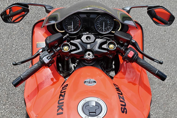Xe được trang bị hệ thống phanh đến từ thương hiệu Brembo, với kẹp phanh Stylema đôi ở bánh trước đi cùng hệ thống treo với phuộc đảo ngược KYB ở phía trước và giảm xóc đơn bán điện tử ở phía sau, được Suzuki gọi là Suzuki Intelligence Ride Systems (SIRS).