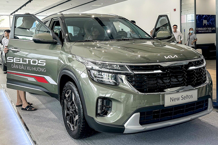 Cụ thể hơn, Kia Seltos sẽ tăng giá 10 triệu đồng ở bản 1.5 Premium lên 749 triệu đồng. Trong khi đó, 3 bản 1.5 AT, 1.5 Luxury và 1.5 Turbo GT-Line đều giữ nguyên mức giá cũ, lần lượt là 599 triệu, 679 triệu và 799 triệu đồng.