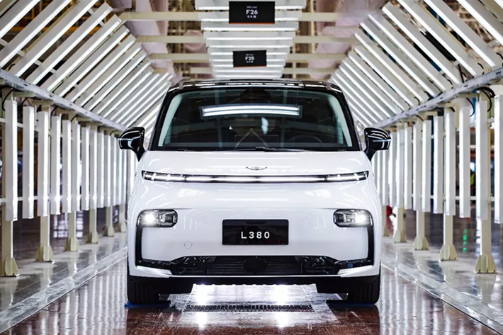 Thương hiệu ôtô LEVC là công ty xe điện Luân Đôn, kế thừa của công ty Taxi Luân Đôn nổi tiếng của Anh được thành lập vào năm 1919. Nhà sản xuất taxi của Anh đã được Tập đoàn Geely mua lại vào năm 2012 và tập trung vào sản xuất xe BEV và EREV (xe điện phạm vi mở rộng).