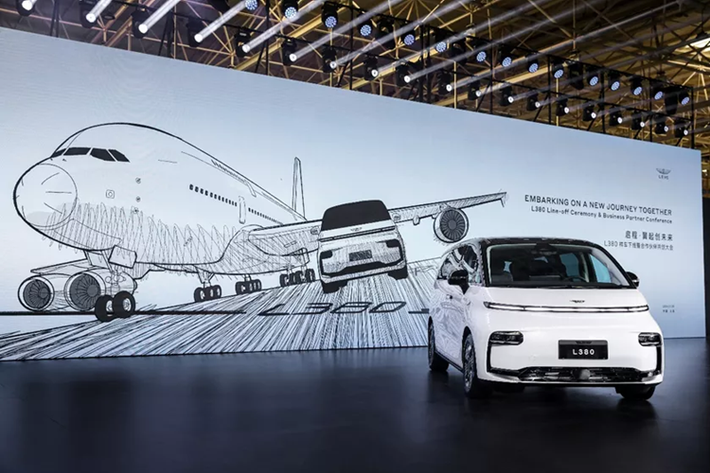 Hiện tại, chiếc xe điện đa dụng (MPV) LEVC 380 của tập đoàn Geely bắt đầu được sản xuất hàng loạt tại Trung Quốc. Đây là một chiếc xe tải nhỏ cao cấp cỡ lớn với tối đa 8 chỗ ngồi bên trong, động cơ điện 200 kW và phạm vi hoạt động lên tới 675 km. L380 hướng tới thị trường quốc tế.