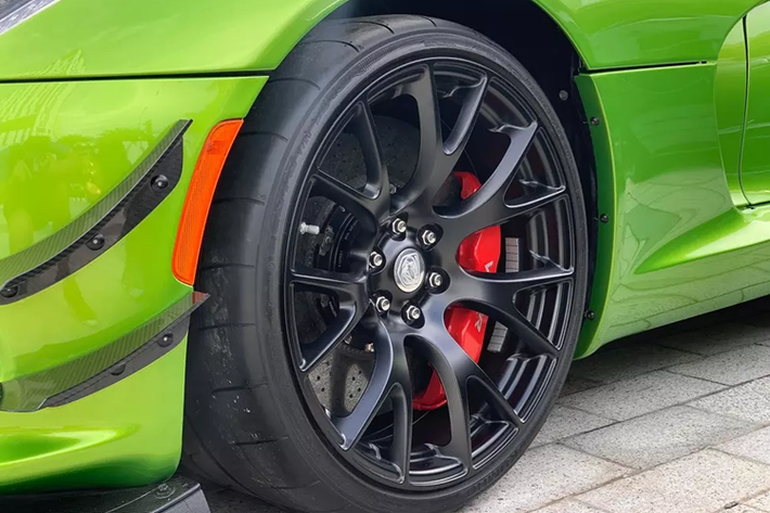 Là mẫu xe hiệu suất cao nên Dodge Viper ACR có thiết kế khí động học cực kỳ tinh vi. Phía đuôi xe là một cánh gió khổng lồ mang tính biểu tượng trong khi hai bên sườn là các hốc gió lớn. Cộng thêm với các chi tiết khí động học của gói ngoại thất Extreme Aero, lực nén thân xe của Dodge Viper ACR có thể lên tới 1 tấn ở tốc độ tối đa.
