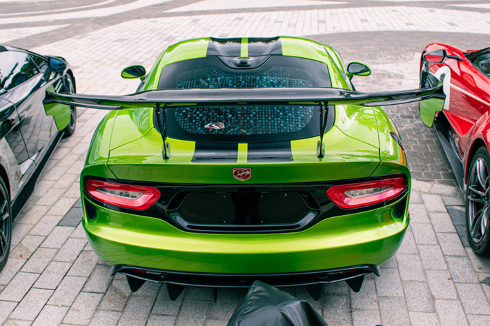 Dodge Viper ACR tại Việt Nam còn được trang bị hộp số sàn 6 cấp Tremec TR6060 với nhiều cải tiến về tỷ số truyền động cũng như độ cứng xoắn so với thế hệ trước. Khả năng tăng tốc của Dodge Viper ACR Snakeskin cực kỳ ấn tượng khi chỉ mất 3,5 giây để chạm mốc 100 km/h từ vị trí đứng yên và đạt tốc độ tối đa 332 km/h.