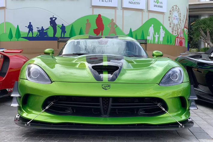 Cụ thể, hình ảnh chụp lại cho thấy, siêu rắn Dodge Viper ACR Snakeskin ACR Edition đã được gắn lên chiếc biển số 30M-000.12, trước đó xe mang biển số 51K-980.23, nên rất có thể xe đã đổi chủ, đấu giá biển số mới là 30M-000.12 với mức trúng chỉ 40 triệu đồng.