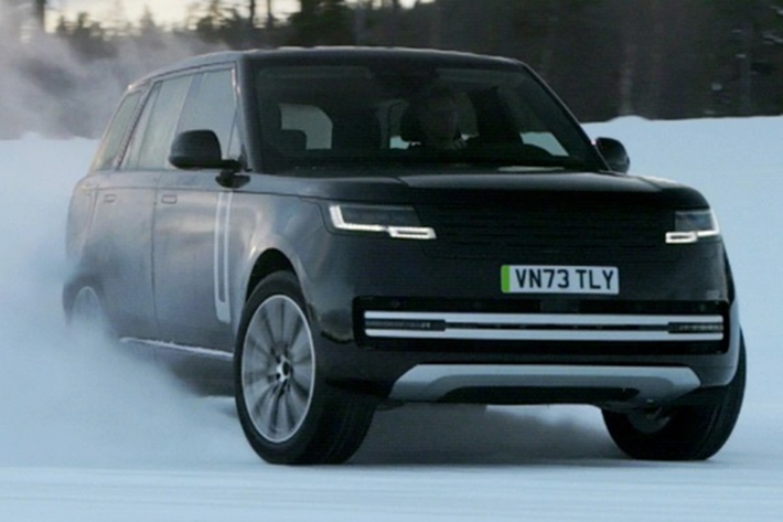 Dựa vào hình ảnh được chia sẻ có thể thấy, Range Rover Electric đang chạy thử trong điều kiện thời tiết lạnh giá ở Bắc cực. Phiên bản thuần điện của Range Rover sở hữu ngoại hình giống hệt các bản mild-hybrid và plug-in hybrid (PHEV).