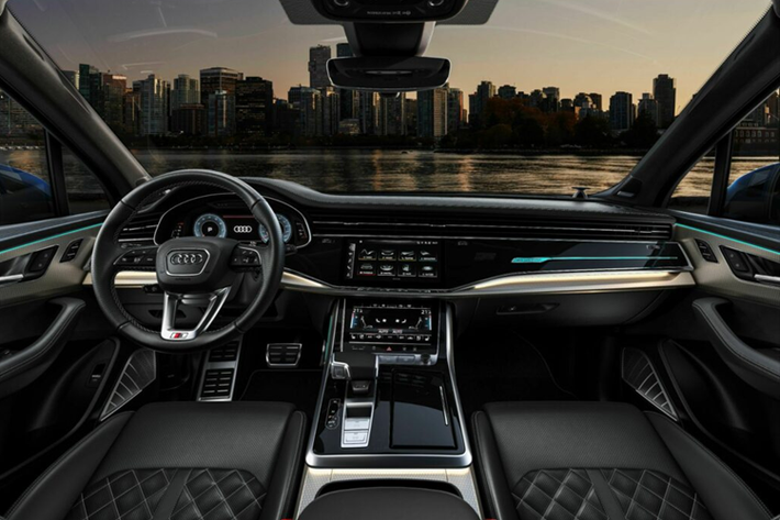 Ngoài hệ thống đèn mới, mẫu xe SUV Audi Q7 2025 còn có lưới tản nhiệt được thiết kế lại góc cạnh hơn và cản trước thể thao hơn được lấy cảm hứng từ phiên bản Q8.