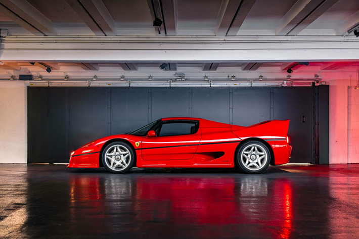 Ferrari F40 được biết đến với vẻ ngoài ấn tượng cùng cảm giác lái “gây nghiện” với người lái cùng hiệu năng ấn tượng. Để đưa F50 trở nên hiện đại hơn F40 là một thách thức lớn, vì vậy đội ngũ phát triển đã tìm đến đội đua Công thức 1 để lấy cảm hứng và hỗ trợ phát triển sản phẩm.