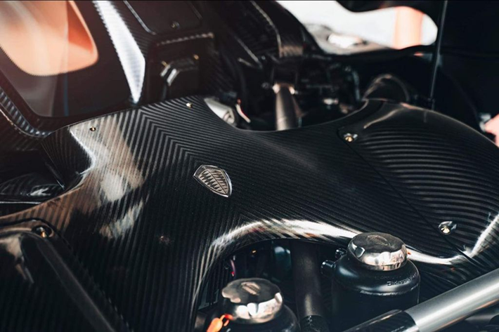 Nội thất xe Koenigsegg Regera của Hoàng Kim Khánh có màu nâu đậm cùng nhôm và carbon, đây là cách phối màu trầm thay vì một số chủ xe Koenigsegg Regera khác chọn màu tương phản như trắng hoặc đỏ để làm nổi bật xe.