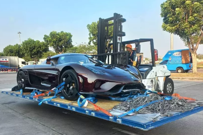 Mới đây, trong 1 buổi livestream trên mạng xã hội, ông Hoàng Kim Khánh đã có nhiều chia sẻ về thú vui xe của mình, trong đó, đáng chú ý là việc đại gia Hải Dương giải đáp rất nhiều thắc mắc của cộng đồng mạng về mẫu xe megacar Koenigsegg Regera trăm tỷ của mình.