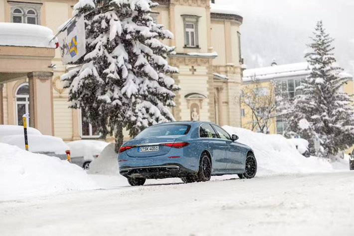 Ghế bọc da Nappa và đệm có thêu logo của Mercedes cũng có sẵn. Da Nappa sang trọng cũng có thể được áp dụng cho bảng điều khiển, bảng điều khiển trung tâm, tựa tay và cánh cửa. Mức giá xe sang Mercedes-Benz S-Class 2024 hiện chưa được công bố chính thức.