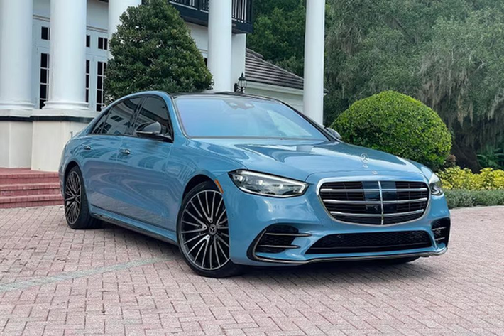 Đầu tiên, mẫu xe sang Mercedes-Benz S-Class 2024 được bổ sung màu sơn ngoại thất mới là: bạc - Verde Silver và nâu kim loại - Velvet Brown. Bên trong cabin, mẫu sedan sang trọng giờ đây đã được trang bị tựa đầu tiêu chuẩn cho hàng ghế trước.