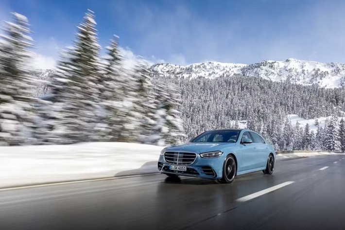 Ngoài ra, Manufaktur cũng có nhiều nâng cấp cho nội thất S-Class, bao gồm gỗ open-pore màu nâu óc chó với những đường nhôm hay sơn mài piano màu đen với những đường nét uyển chuyển.