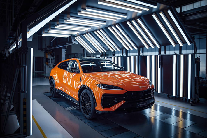 Gần đây đã có thông tin Minh Nhựa mua siêu xe hybrid Lamborghini Revuelto, và mới đây, khi đang có chuyến tu tập ở Nepal, Minh "Nhựa" đã gây chú ý khi chia sẻ hình ảnh chiếc siêu SUV Lamborghini Urus SE lên trang cá nhân kèm dòng trạng thái "Đang đi Nepal thấy con bò, thì tự nhiên trên facebook lại xuất hiện con bò này. Vậy là sao".