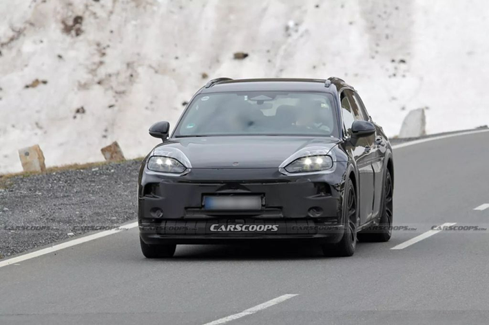 Đây không phải là lần đầu tiên các nhiếp ảnh gia của Carscoops bắt gặp Porsche Cayenne EV 2026 mới chạy thử trên đường phố. Vào hồi tháng 5, cánh săn ảnh đã chụp được một nguyên mẫu rất giống với Cayenne 2026, nhưng có một số suy đoán rằng đó có thể là mẫu SUV “K1” sắp ra mắt của thương hiệu, xếp trên Cayenne trong dòng SUV của hãng.