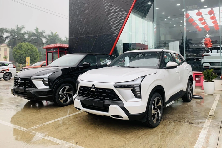 Một đại lý khác cũng ở Hà Nội cho biết, giá "kịch sàn" là 610 triệu đồng, nhưng tặng kèm nhiều quà ngoài gói bảo hiểm như: dán phim cách nhiệt, thảm sàn, phiếu bảo dưỡng 20 triệu đồng và phiếu nhiên liệu 10 triệu đồng. Trong khi đó tại khu vực miền Trung, mức giảm sâu nhất chỉ tới 60 triệu đồng.