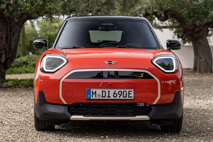 Theo đó, mẫu xe điện MINI Aceman được sản xuất bởi Spotlight Automotive, một liên doanh thành lập bởi BMW và Great Wall Motor (GWM). Xe có tên mã J05 và được cung cấp với hai biến thể, gồm E và SE.