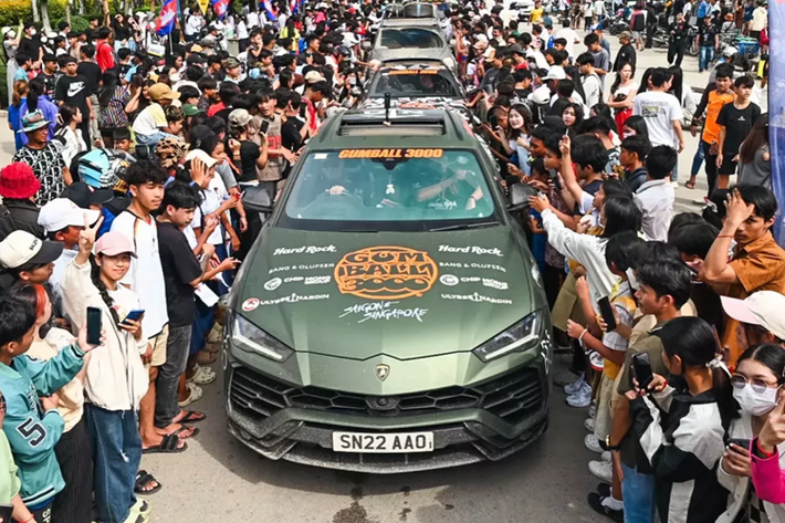 Tại Việt Nam, nơi xuất phát cũng là đất nước mà các thành viên trải nghiệm nhiều ngày nhất, lòng mến khách đã được phát huy rất nồng nhiệt khi 1 số thành viên trong đoàn khi mua nước suối nhưng quên đổi tiền sang VNĐ đã được các tài xế ôtô người Việt tặng nước uống, đồ ăn, và chào đón như người thân.