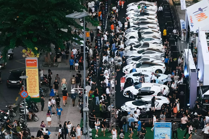 Gumball 3000 2024 từ Việt Nam không chỉ là hành trình siêu xe lớn nhất thế giới, nơi mà các thành viên từ trẻ đến lớn, hay những cụ ông sẽ được thử sức bền trong chặng đường dài 3.000 miles, tương đương 4.828 km, trung bình mỗi ngày, đoàn sẽ di chuyển 600 km